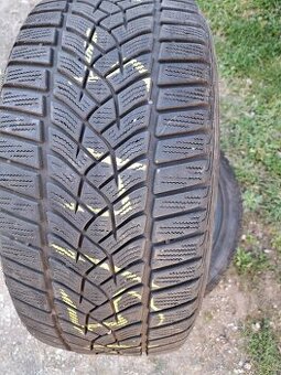 Predám zimné Goodyear 215/45/R16