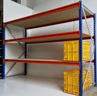 Priemyselný policovy regal.