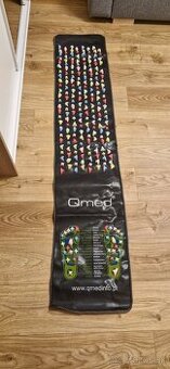 Qmed masážny chodník – akupresúrna podložka chodidiel