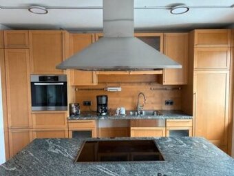 Kuchyně s ostrůvkem, kamennou deskou a spotřebiči,5708