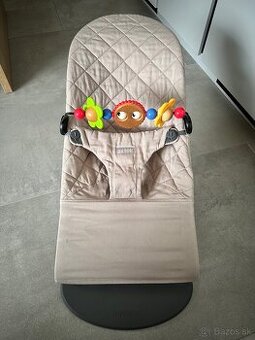 BABYBJÖRN Baby Bouncer BLISS Sand Grey s hračkou