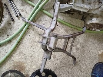 Predám opieskovaný stupačkový kríž na Jawu pionier.