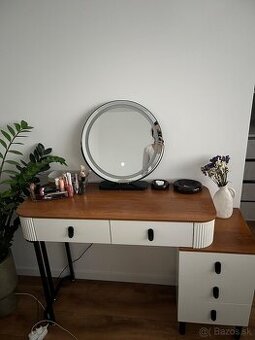 Kozmetický stol