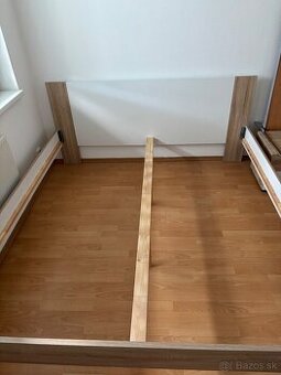 Posteľných rám 180x200cm a 2x nočný stolík