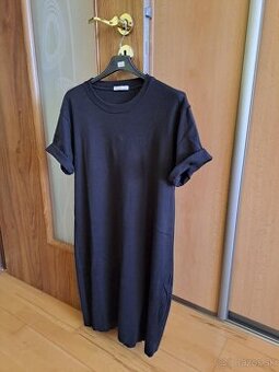 čierne mikinove saty