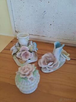 Porcelánové svietniky, dózička.