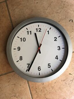 Predám nové nástenné hodiny s tichým chodom