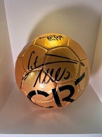 Zlatá lopta Cristiana Ronalda s autogramom CR7