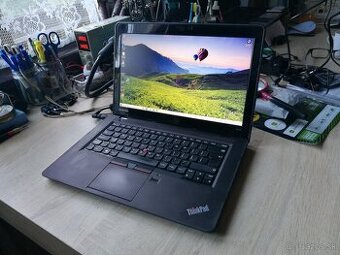 Lenovo. Intel i5. 500 GB SSD hybrid. RAM 8 GB. Nvidia 2 GB.