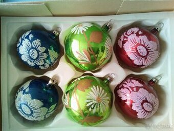 Vianočné ozdoby různé staré i novější vánoční ozdoby