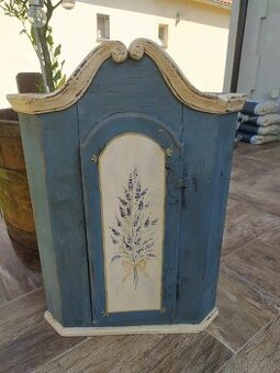 Rohová vidiecka skrinka,