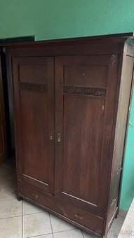 Starožitná skriňa