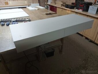 Zavesná skrinka /závesný stolík