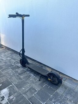 Predám elektrickú kolobežku Xiaomi Mi Electric Scooter Pro 2