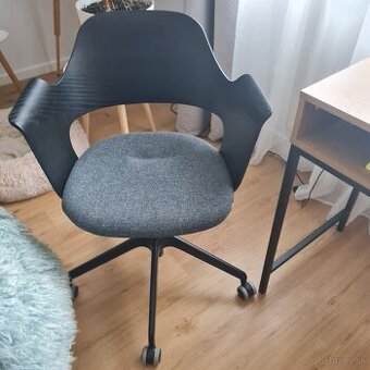 PREDAJ Otočná pracovná stolička IKEA