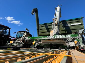 Vykladač z pod vagona do kamionu/sila RVM-180