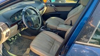 Béžový interiér Peugeot 407 (kožené sedačky)