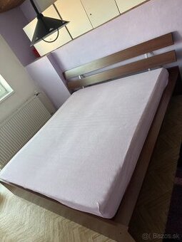 Manzelska postel s novymi matracmi