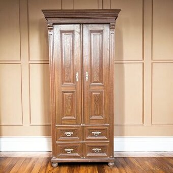 Vysoká úzka starožitná skriňa, V207xS90xH45