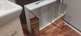 Kúpeľňová skrinka so zrkadlom a LED osvetlením