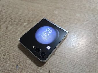 Samsung flip 5 256gb plnefunkcny ma len velmi jemne znamky p
