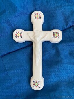 Keramicky kriz zdobeny