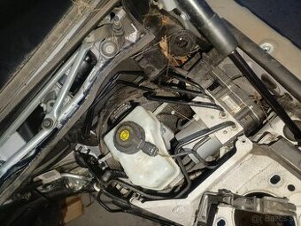 brzdový posilňovač + ABS kocka