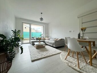 NOVOSTAVBA_Prenájom 2 izb. byt, vonkajšia terasa s predzáhra