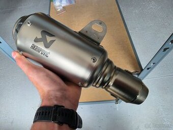 Nerezový výfuk na motorku s logom Akrapovic