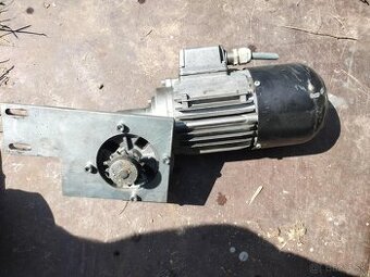 Elektromotor s prevodovkou (12)