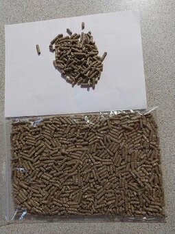 Krmne peletky pre bylinozrave ryby