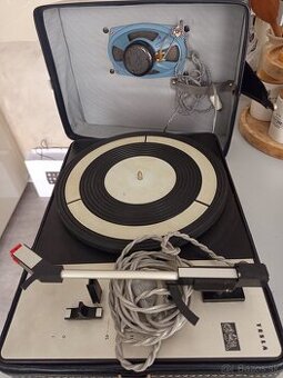Starý gramofón a platne