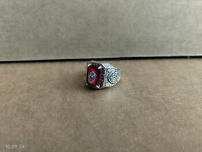 pansky prsten s cervenym kamenom - 1