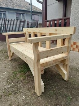 Záhradná lavica starých mám