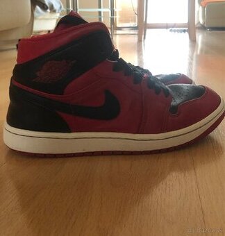 Nike Air Jordan 1 Mid Reverse Bred