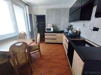 Predám veľký 3 izbový byt s balkónom vo výbornej lokalite