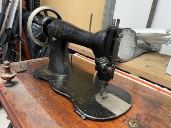 Šijací stroj na stolíku
