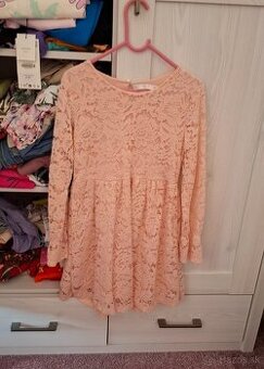 Čipkované broskyňové dievčenské šaty