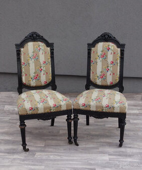 Stolička starožitná s vyšívaným vzorom – ” BAROKO “ .