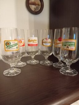 súprava zberateľských pivových pohárov na stopke s logom