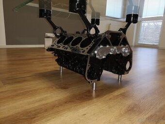 Stolík z motora v8 bmw