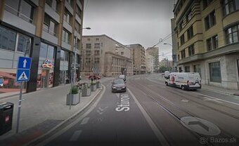 Obchodný priestor s veľkým preskleným výkladom v centre Star