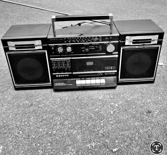 SANYO Prenosné rádio FM STEREO 12v 230v Baterky