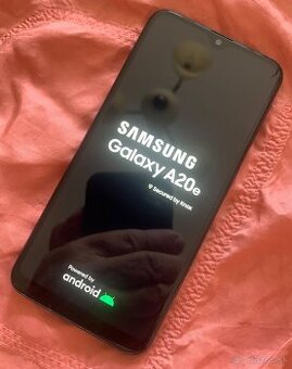Predám Samsung A20e - čierna lakovaná - TOP Stav
