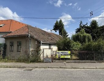PREDAJ - STAVEBNÝ POZEMOK SO STARŠÍM DOMOM - ZLATÉ MORAVCE