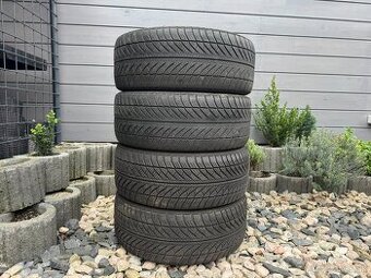 245/45 R18