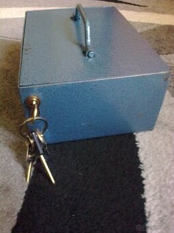ocelovy trezor na kluc