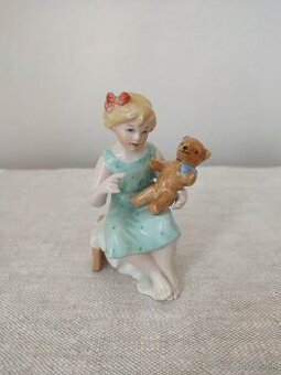 Royal dux dievča s macíkom porcelánová soška