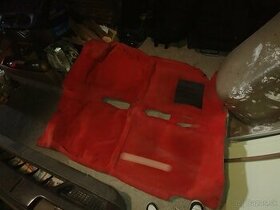 Peugeot 205 gti červený koberec