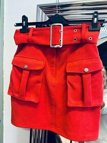 Červena štýlová sukňa s opaskom